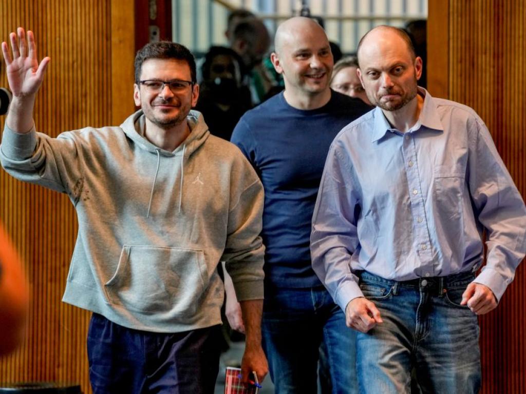 Руски активисти които бяха освободени при размяната на затворници между