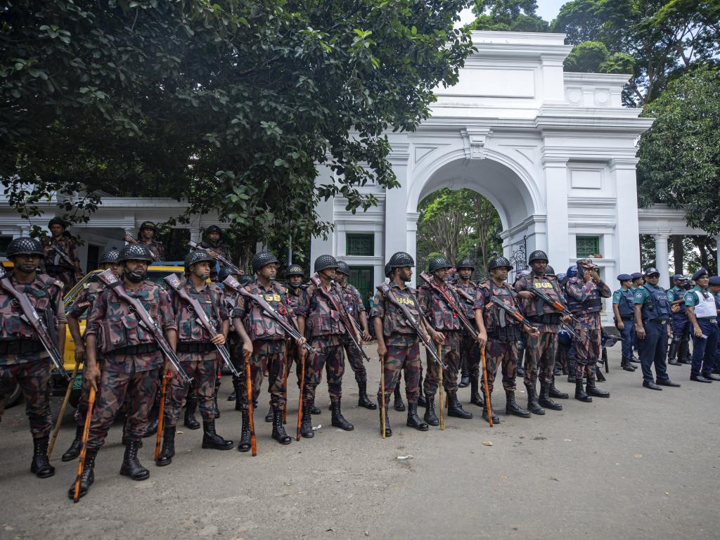 Началникът на въоръжените сили на Бангладеш е решил военнослужещите да
