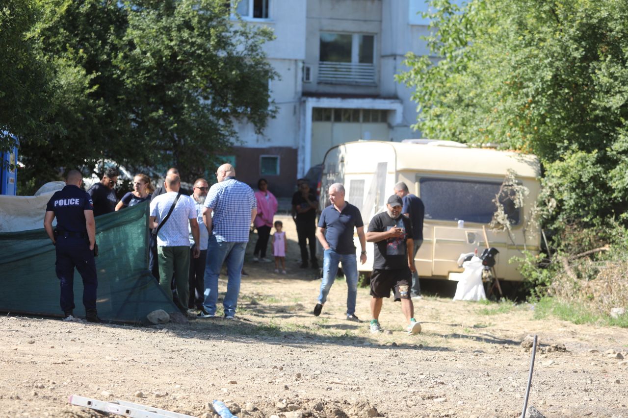 <p>Продължава сагата с крокодила Кроко, който във вторник стана известен с това, че живее в столичния квартал &quot;Ботунец&quot;.</p>