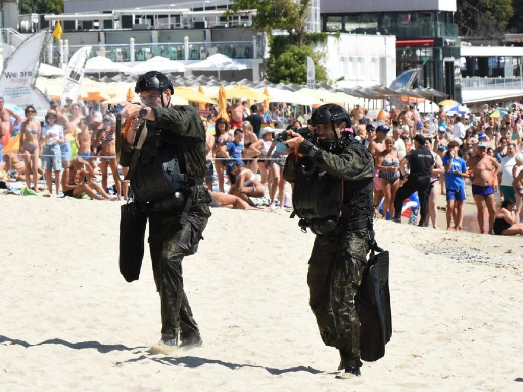 Плажуващите на централният плаж във Варна бяха изненадани от командоси съобщи Те