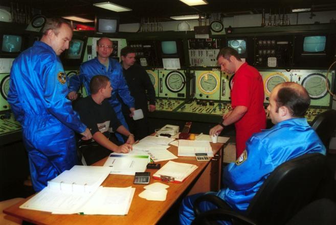  Руски и норвежки моряци разискват напъните за изваждане на телата на 118-те моряци от потъналата съветска подводница Курск, 22 октомври 2000 година на борда на норвежкия базов транспортен съд Regalia в Баренцово море. 