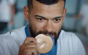Олимпийски медалист се стяга за училище