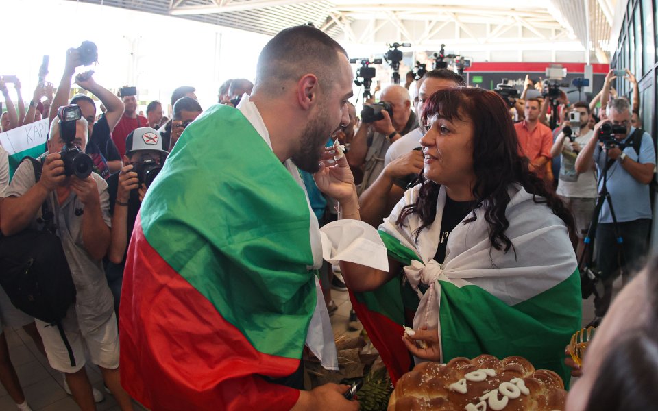 Олимпийският шампион Карлос Насар се прибра в България днес. 20-годишният българин