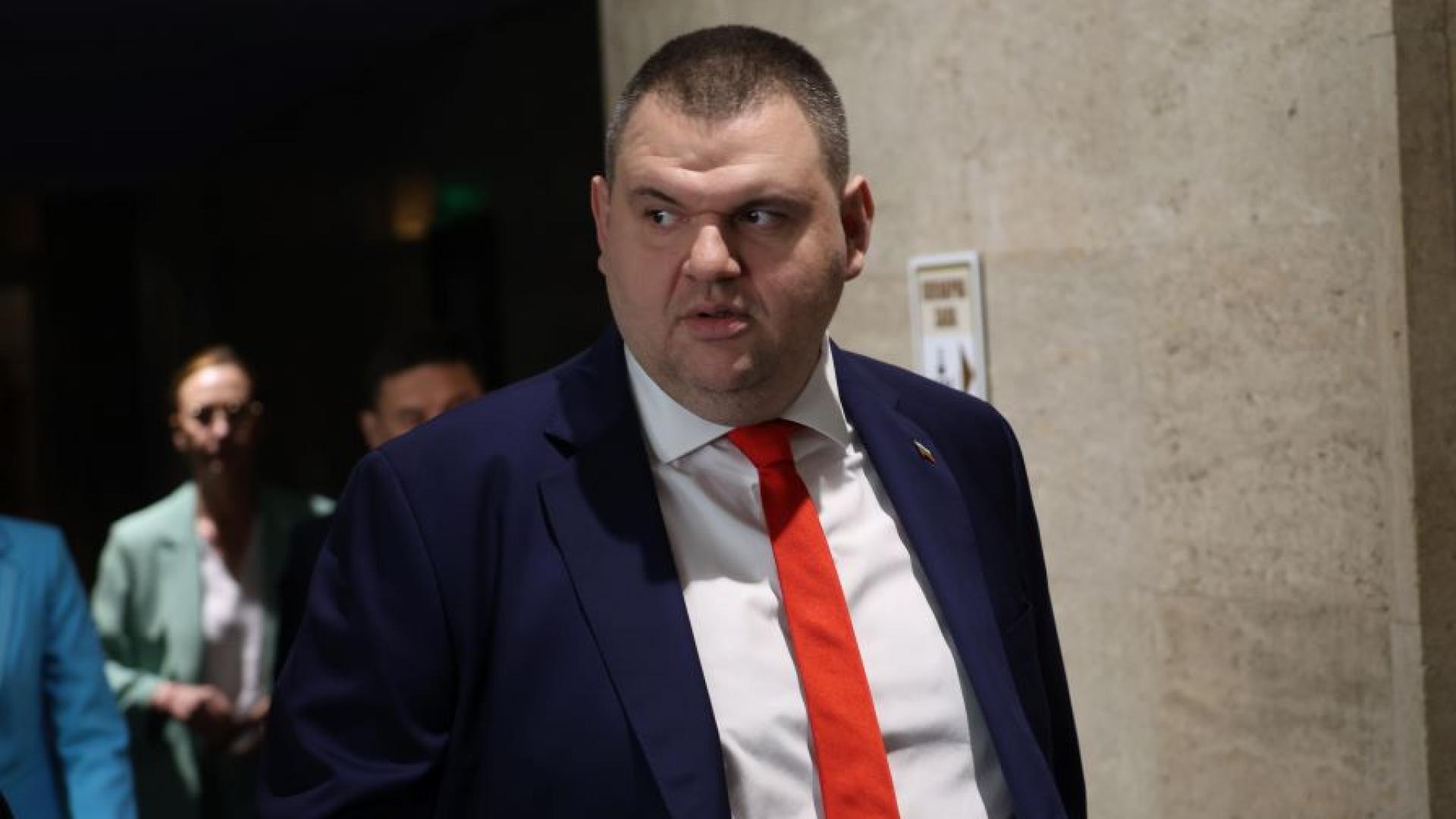 Спиране на партийната субсидия и отнемането на държавни и общински