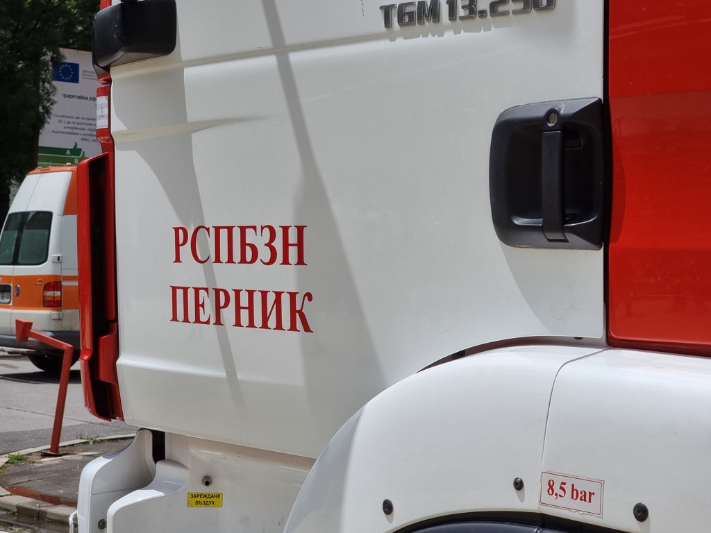 Хале с автомобили горя тази нощ в пернишкия квартал Църква