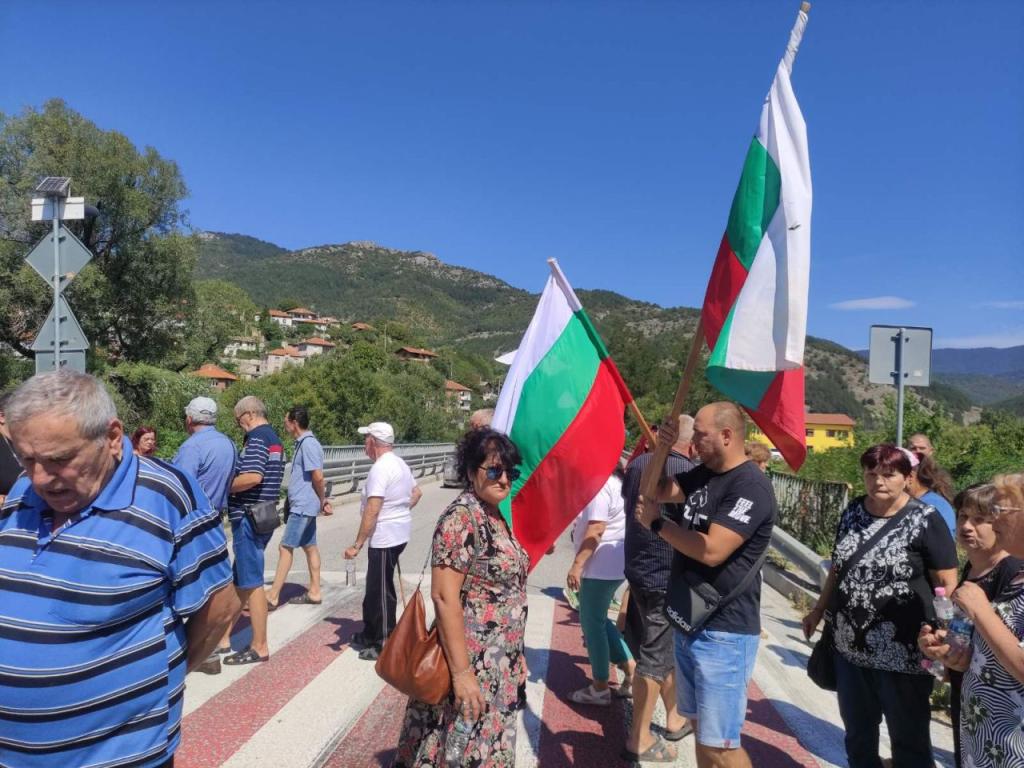 Голям протест затвори главния път Асеновград Смолян Причината е