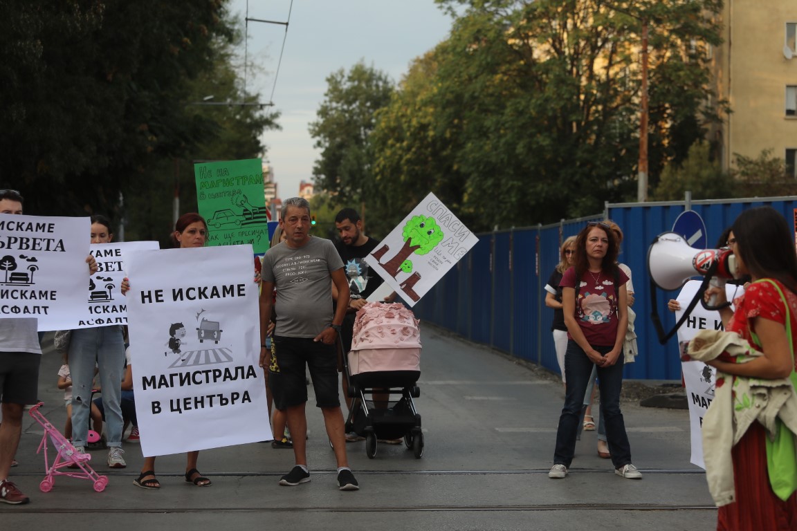 <p>Протест срещу изсичането на дървета на &quot;Опълченска&quot;.</p>