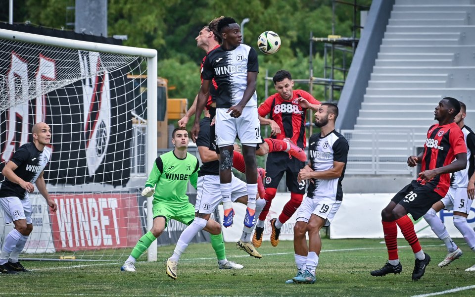 Попадението като че ли смути черно-белите, които в 3-ата минута