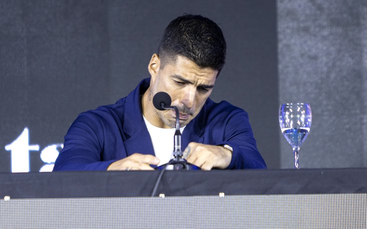 През сълзи: емоционалният Суарес обяви края с националния отбор на Уругвай (видео)