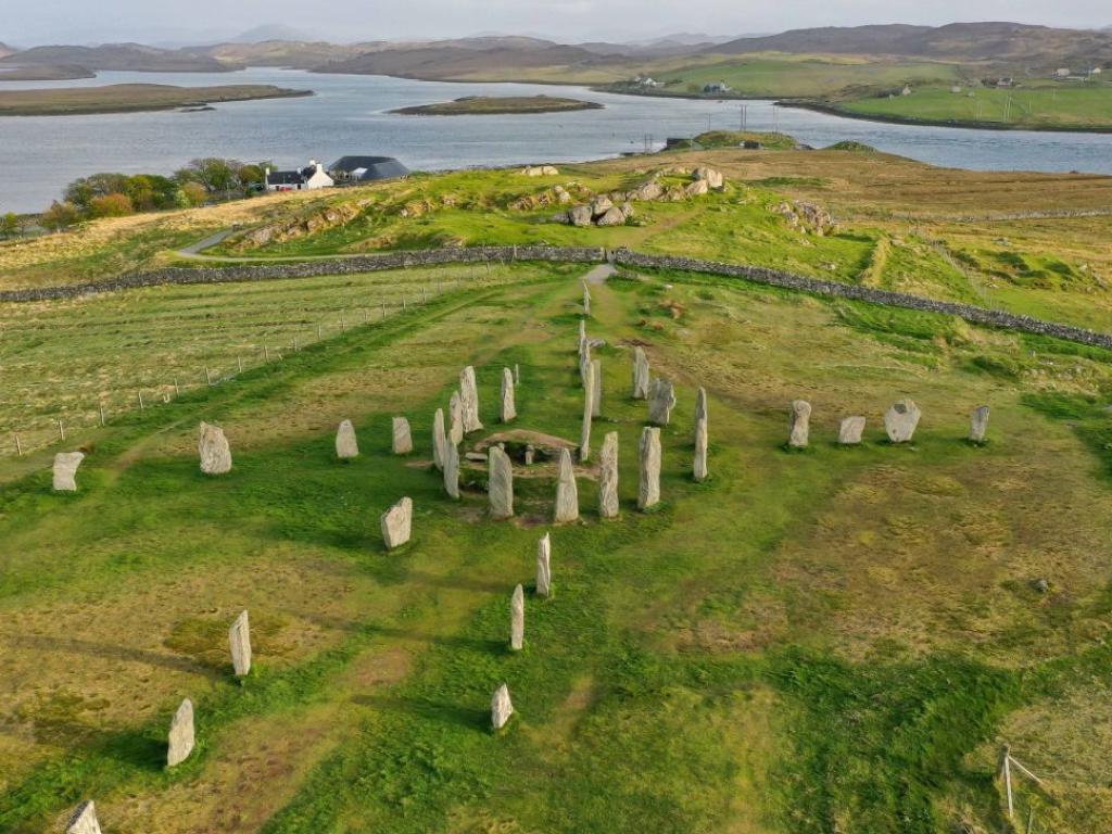 Археолози в Казахстан са открили 10 многовековни погребални могили известни