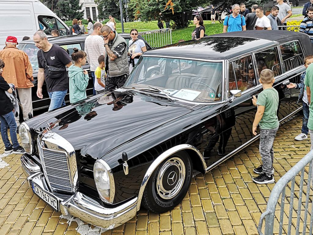 Уникален Mercedes Benz 300 с какъвто се е возил първият германски