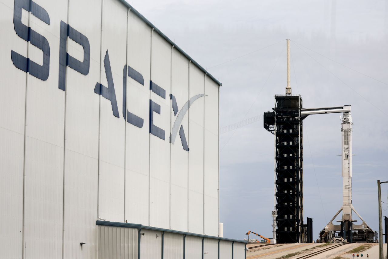 <p>Ракетата Falcon 9 Polaris Dawn на SpaceX се намира на стартов комплекс 39А на космическия център &bdquo;Кенеди&ldquo; на НАСА в Кейп Канаверал, Флорида. Мисията Polaris Dawn е частен космически полет, подкрепен от Джаред Айзъкман, милиардер, основател на компанията за платформи за разплащания Shift4. По време на мисията астронавтите ще направят първия опит за излизане в открития космос, осъществен от частна компания.</p>