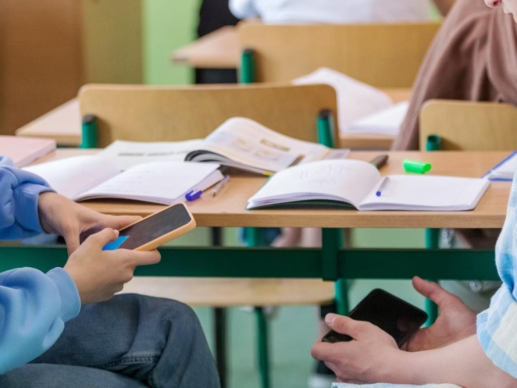 Пълна забрана на телефоните в учебните заведения Това предлагат от
