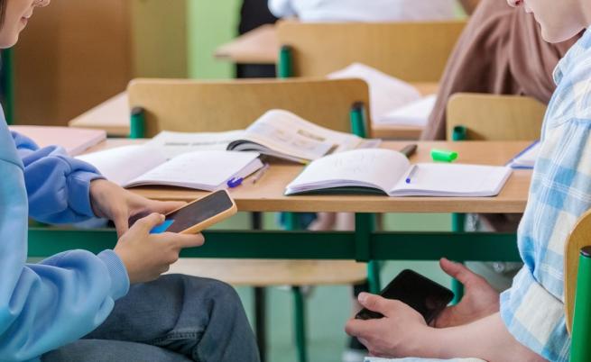 Синдикат „Образование” иска пълна забрана на телефоните в клас