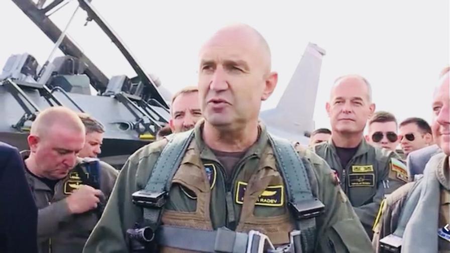 Президентът Радев полетя на F-16