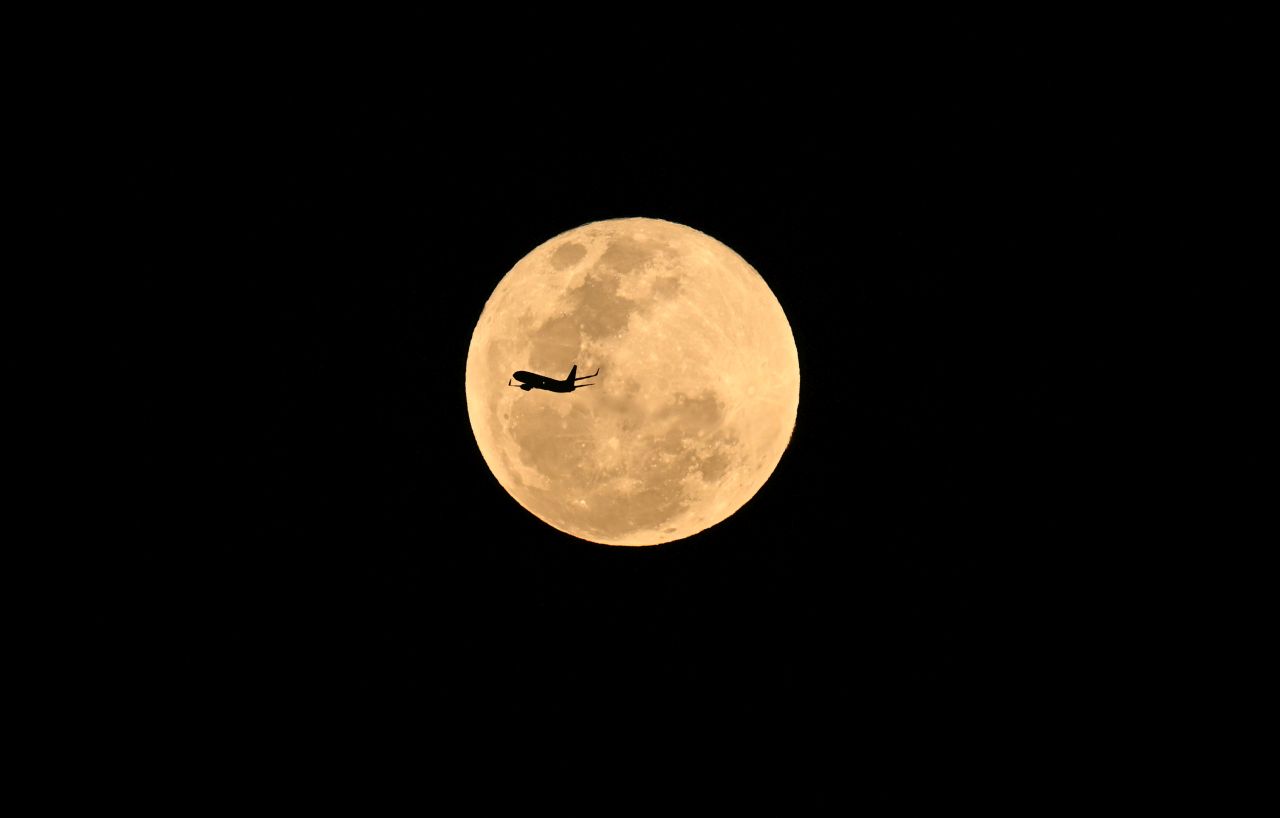 "Луна на Бобъра" 2025: Как най-добре да видите суперлуната през ноември