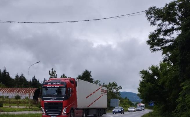 В очакване на зимата: Ограничават движението на камиони над 12 т през „Петрохан