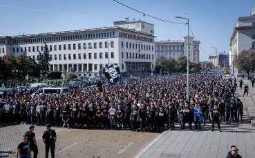 Напрежение на шествието на Левски! Фенове тръгнаха да бият човек (видео)