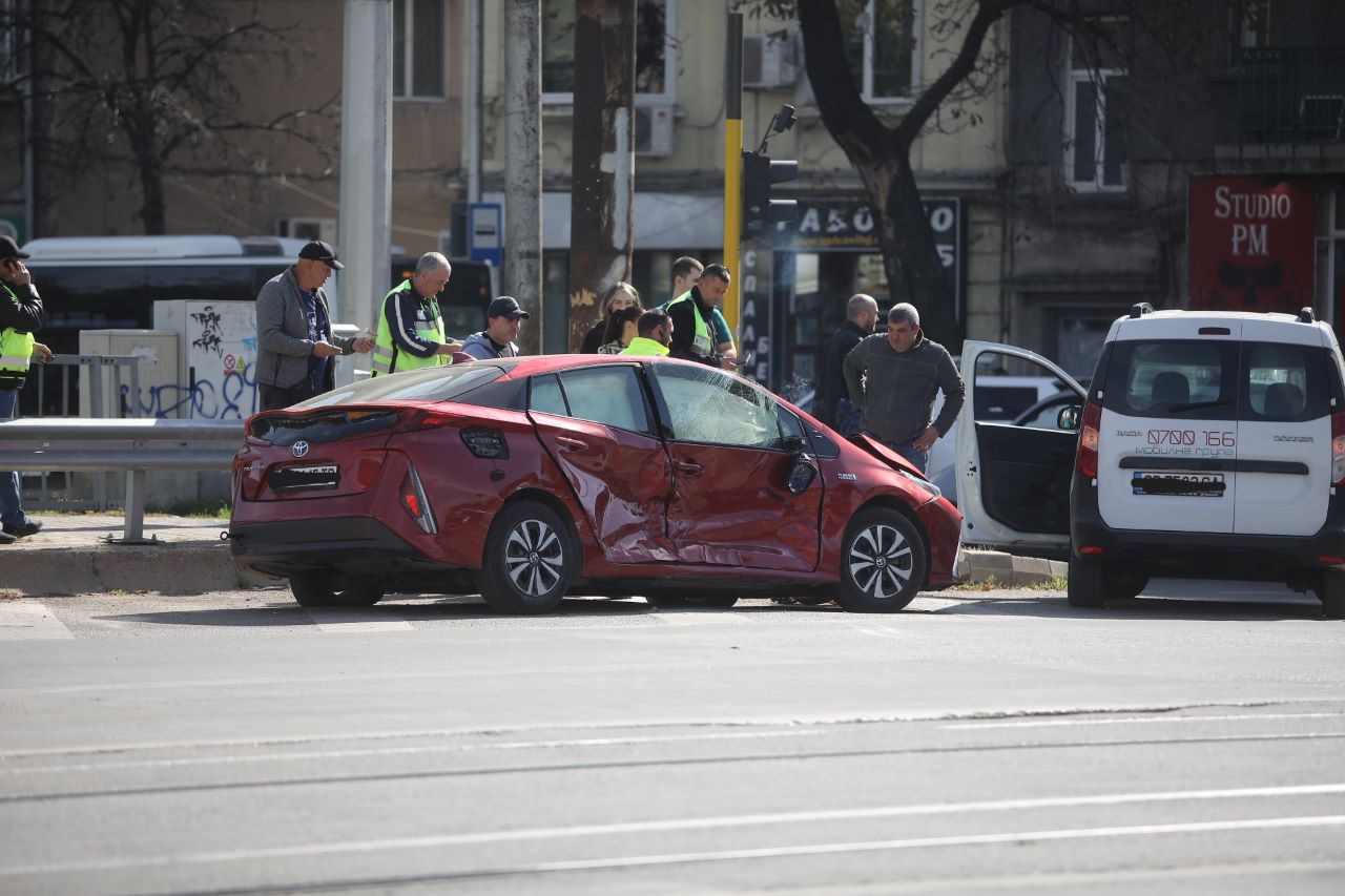 <p>Катастрофа с автобус №60 и два леки автомобила затруднява движението на кръстовището на булевардите &bdquo;Сливница&ldquo; и &bdquo;Христо Ботев&ldquo; в София.</p>