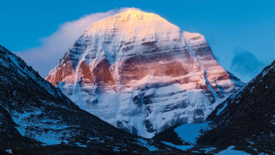 Извисяваща се величествено на над 6600 метра в сърцето на