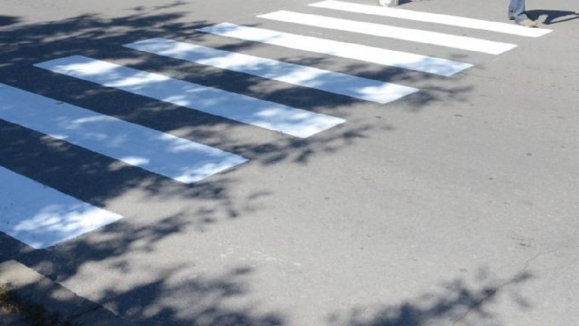 Пешеходец е бил блъснат от кола на оживено кръгово кръстовище