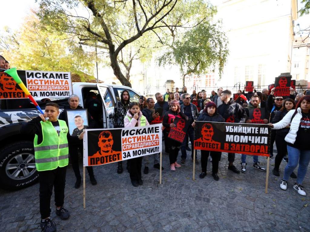 Граждани протестират пред сградата на Министерството на вътрешните работи (МВР)