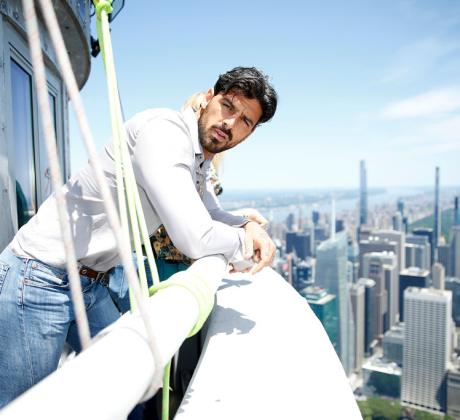 С неустоимия си чар и магнетична харизма Микеле Мороне продължава