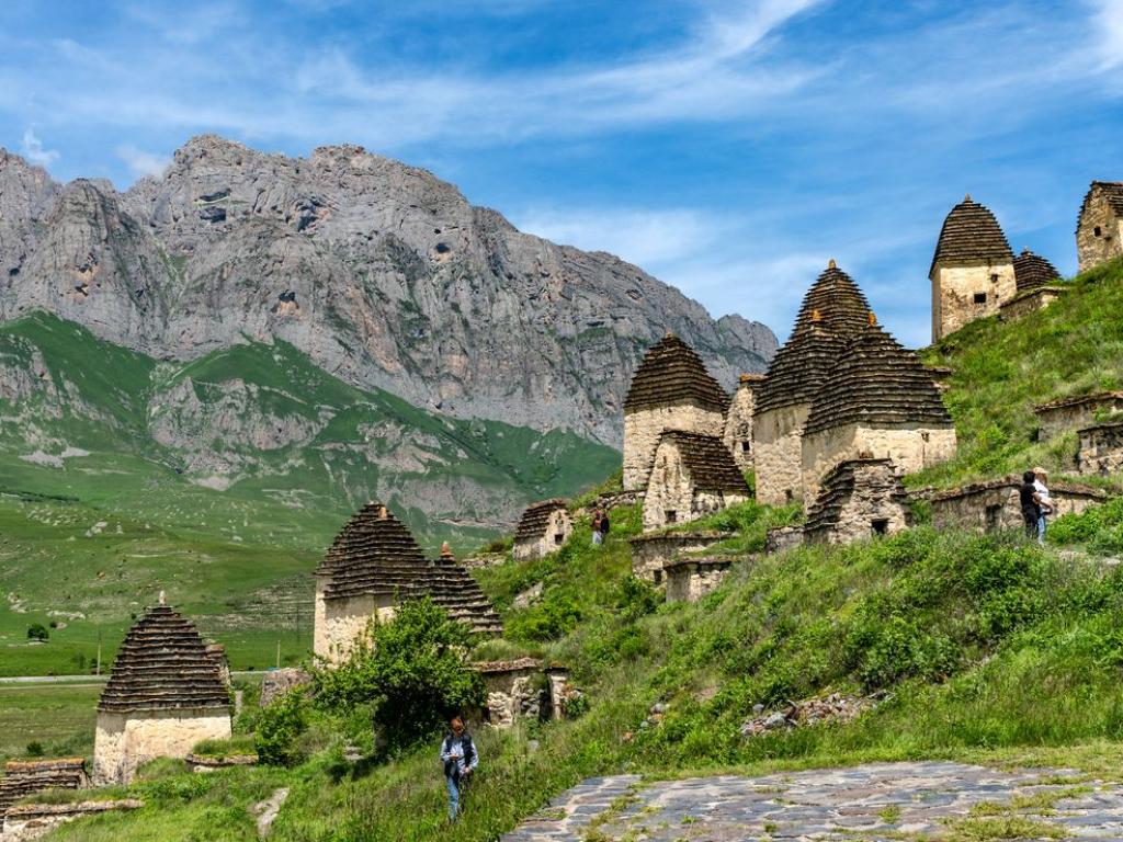 На ръба на Кавказките планини скрито от човешки поглед лежи