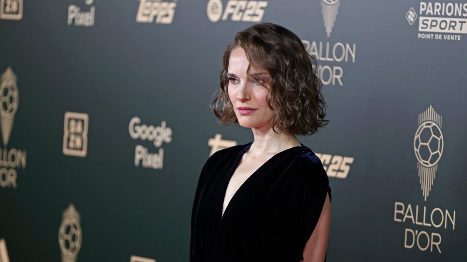 Натали Портман на церемонията по връчването на Златната топка