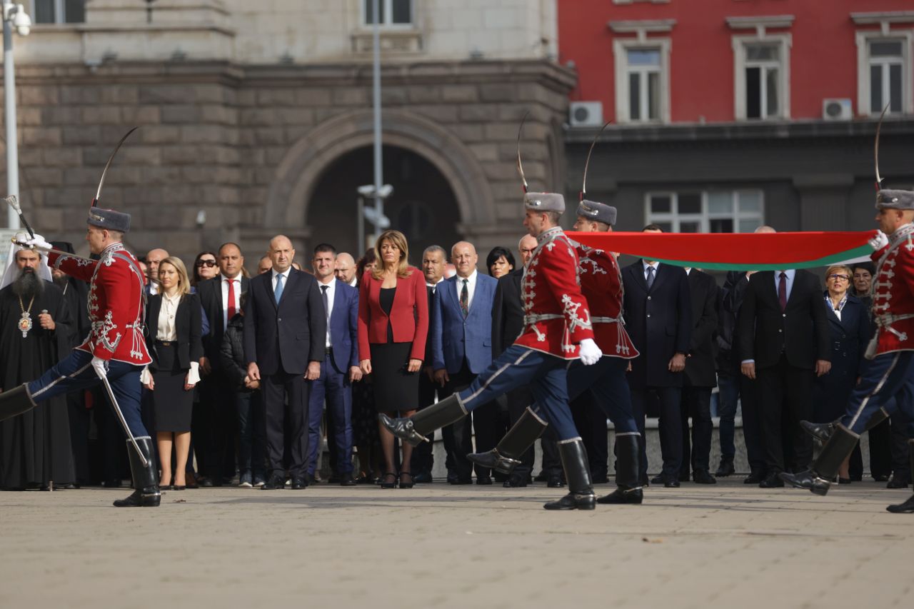 <p>Националният флаг беше издигнат пред президентството по случай Деня на народните будители</p>