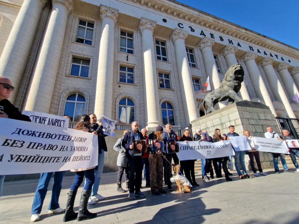 Близки на убития край София Пейо Пеев се събраха на