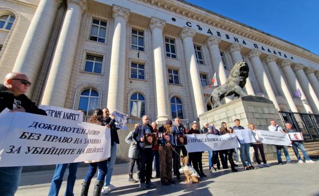 Близки на убития Пейо Пеев се събраха на протест в столицата