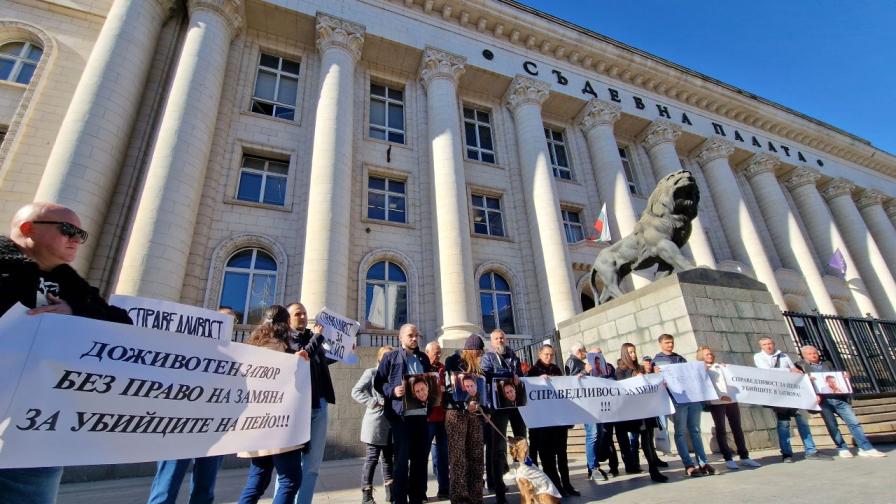 <p>Близки на убития Пейо Пеев се събраха на протест в столицата&nbsp;(ВИДЕО)</p>