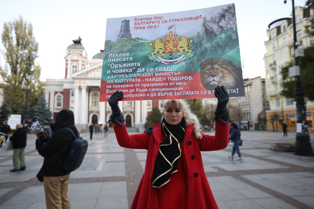 <p>Протест и напрежение пред Народния театър. Недоволни нападнаха директора Васил Василев преди премиерата на постановка, режисирана от Джон Малкович.</p>