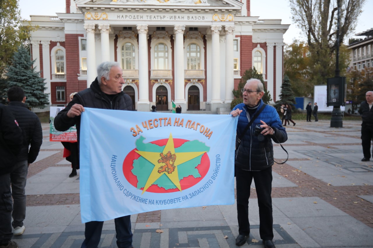 <p>Протест и напрежение пред Народния театър. Недоволни нападнаха директора Васил Василев преди премиерата на постановка, режисирана от Джон Малкович.</p>