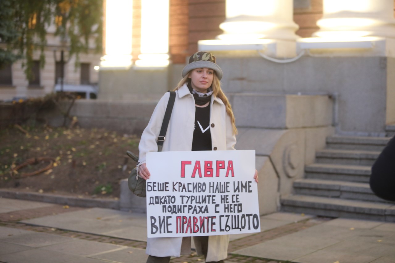 <p>Протест и напрежение пред Народния театър. Недоволни нападнаха директора Васил Василев преди премиерата на постановка, режисирана от Джон Малкович.</p>