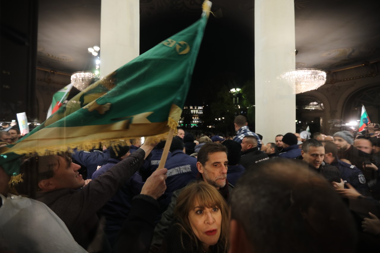 Протест и напрежение пред Народния театър. Недоволни нападнаха директора Васил Василев преди премиерата на постановка, режисирана от Джон Малкович.