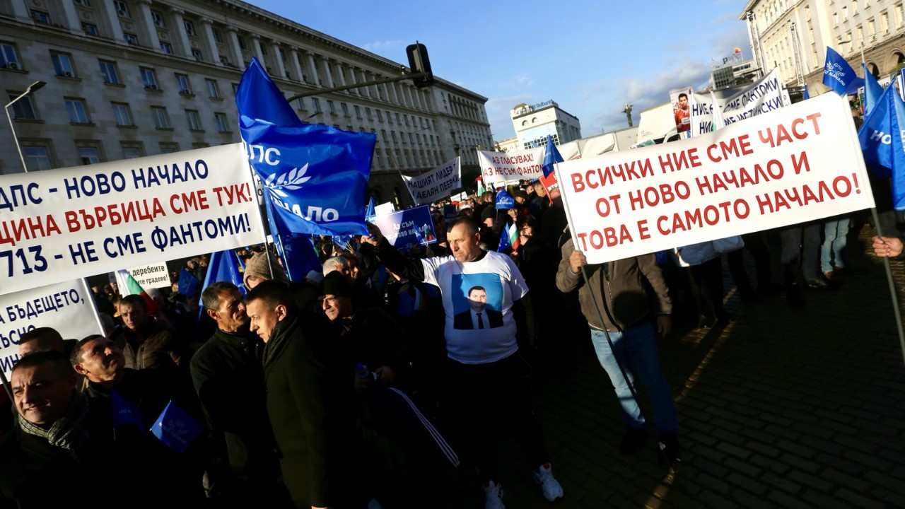 <p>Движението в центъра на София е затруднено заради предвидени седем протеста. От полицията призовават гражданите да използват масовия градски транспорт, а не личните си автомобили.</p>