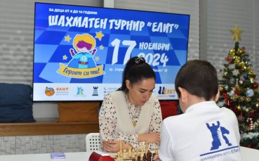 Певицата Сантра поигра шах с деца
