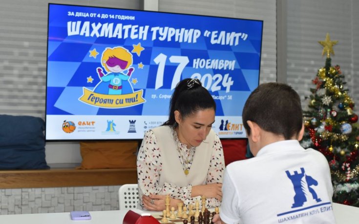 Певицата Сантра поигра шах с деца