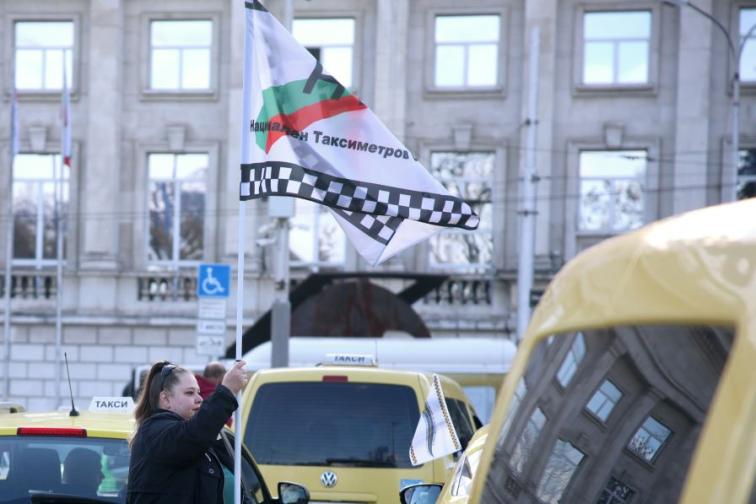 Масов протест на таксиметровите шофьори у нас