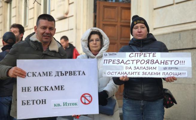 Протест пред Столичната община заради застрояването и ремонта на „Опълченска“