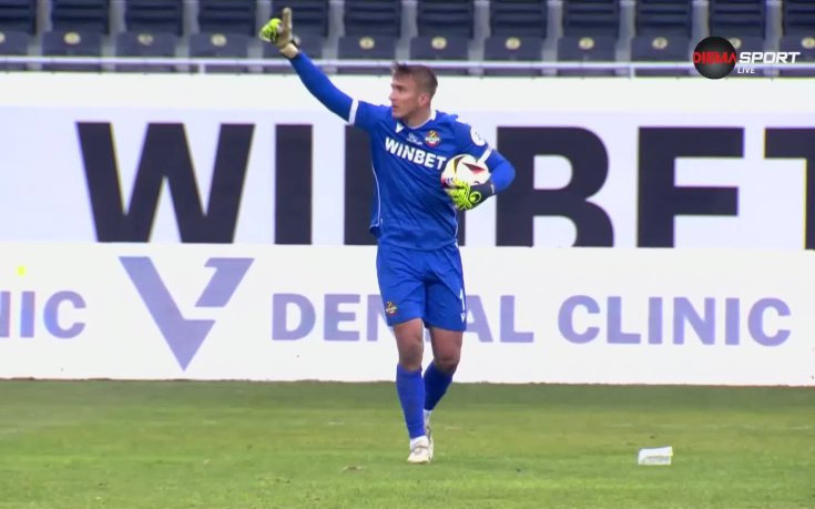 Грозно! Вратарят на Ботев провокира трибуна 