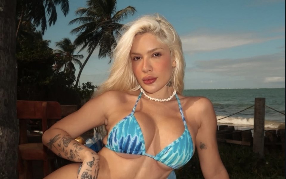 Красавицата Каролине Лима продължава да радва почитателите си с пикантни кадри. Русокосата красавица