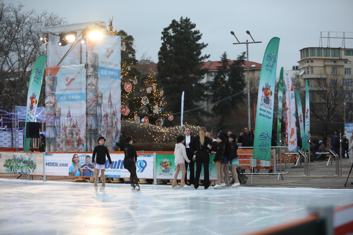 Най-голямата ледена пързалка на Балканите "Айс парк" (Ice Park) беше открита днес в София. Леденият парк заема обща площ от 11 000 кв.м с ледено поле 4000 кв.м с три големи пързалки.