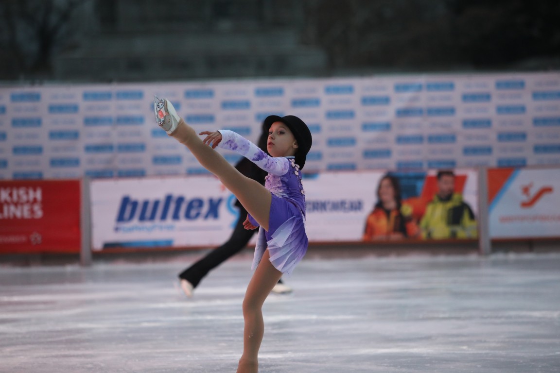 Най-голямата ледена пързалка на Балканите "Айс парк" (Ice Park) беше открита днес в София. Леденият парк заема обща площ от 11 000 кв.м с ледено поле 4000 кв.м с три големи пързалки.