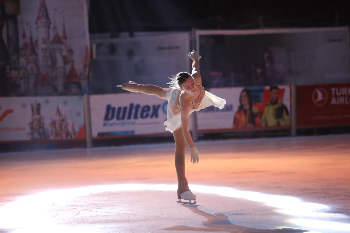 Най-голямата ледена пързалка на Балканите "Айс парк" (Ice Park) беше открита днес в София. Леденият парк заема обща площ от 11 000 кв.м с ледено поле 4000 кв.м с три големи пързалки.