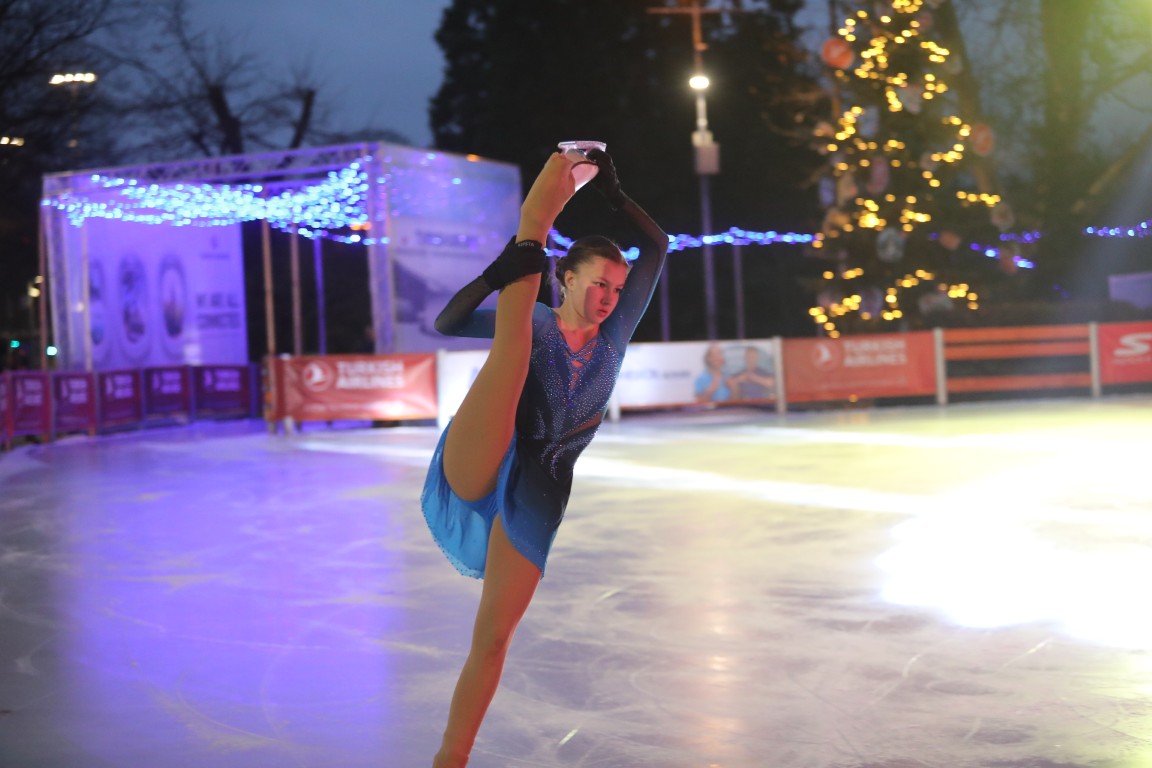 Най-голямата ледена пързалка на Балканите "Айс парк" (Ice Park) беше открита днес в София. Леденият парк заема обща площ от 11 000 кв.м с ледено поле 4000 кв.м с три големи пързалки.