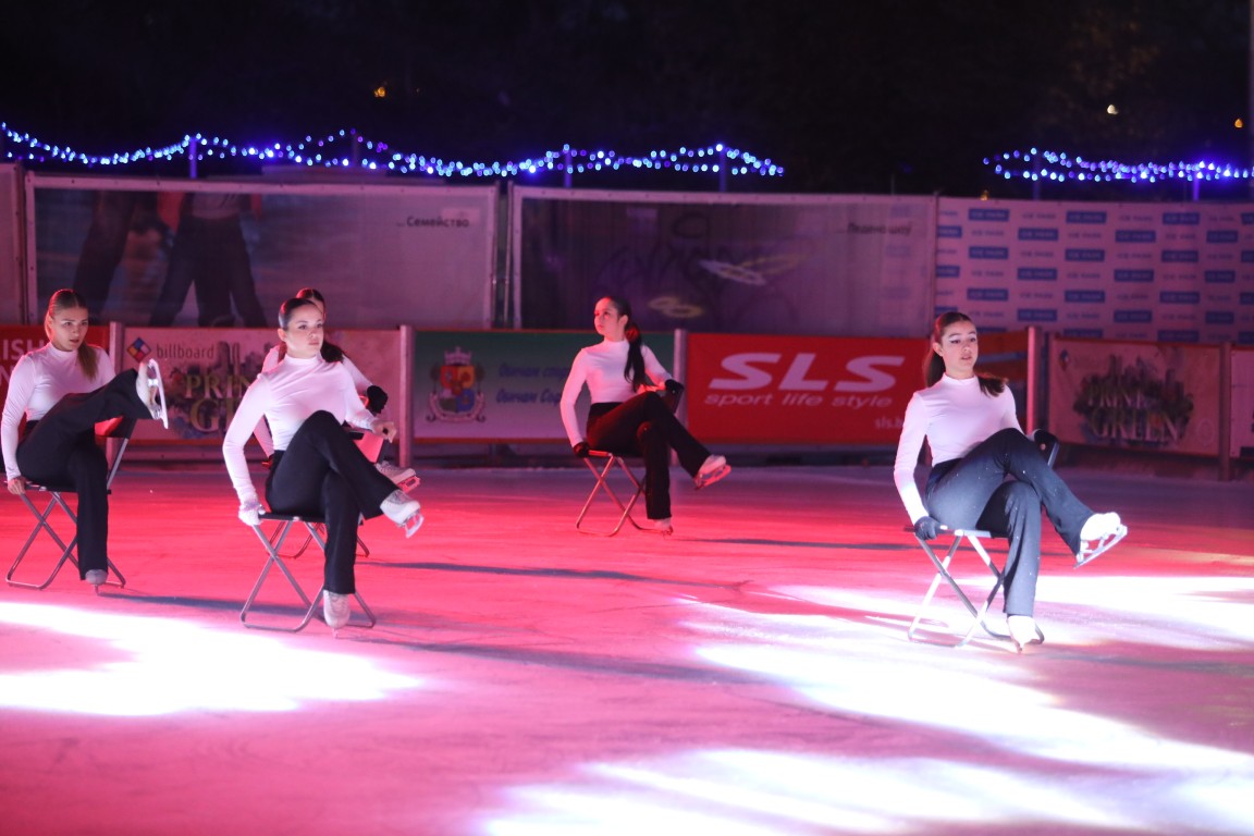 Най-голямата ледена пързалка на Балканите "Айс парк" (Ice Park) беше открита днес в София. Леденият парк заема обща площ от 11 000 кв.м с ледено поле 4000 кв.м с три големи пързалки.