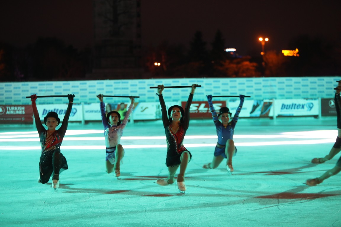 Най-голямата ледена пързалка на Балканите "Айс парк" (Ice Park) беше открита днес в София. Леденият парк заема обща площ от 11 000 кв.м с ледено поле 4000 кв.м с три големи пързалки.